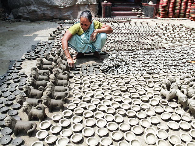 পাত্র থেকে পুতুল, হরেক রকমের মৃৎশিল্প। ছবি: আশরাফুল আলম