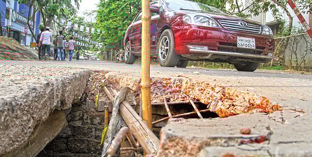 উত্তরা ৩ নম্বর সেক্টরের ৪ নম্বর সড়কের বেহাল দশা। রাস্তাটির বিভিন্ন স্থান ভাঙাচোরা। পয়োনিষ্কাশনের লাইন ভেঙে যাওয়ায় গভীর গর্ত তৈরি হয়েছে কিছু স্থানে। যেকোনো সময় ঘটতে পারে দুর্ঘটনা l ছবি: আশরাফুল আলম