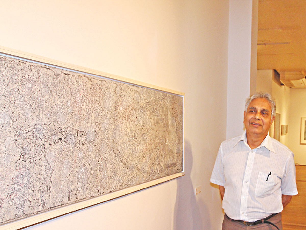 আজ বেঙ্গল শিল্পালেয় শিল্পী কাজী গিয়াসউদ্দিনের একক চিত্র প্রদর্শনীর উদ্বোধন। গতকাল সেখানেই নিজের অাঁকা ছবিগুলো ঘুরে ঘুরে দেখছিলেন এই আন্তর্জাতিক খ্যাতিসম্পন্ন শিল্পী l ছবি: প্রথম আলো