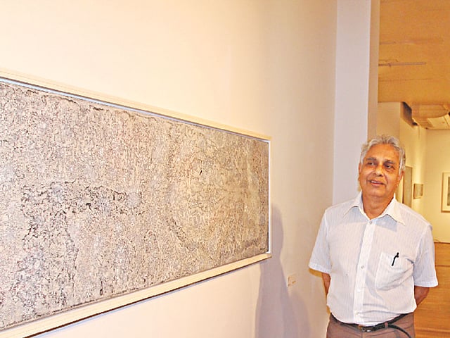 আজ বেঙ্গল শিল্পালেয় শিল্পী কাজী গিয়াসউদ্দিনের একক চিত্র প্রদর্শনীর উদ্বোধন। গতকাল সেখানেই নিজের অাঁকা ছবিগুলো ঘুরে ঘুরে দেখছিলেন এই আন্তর্জাতিক খ্যাতিসম্পন্ন শিল্পী l ছবি: প্রথম আলো