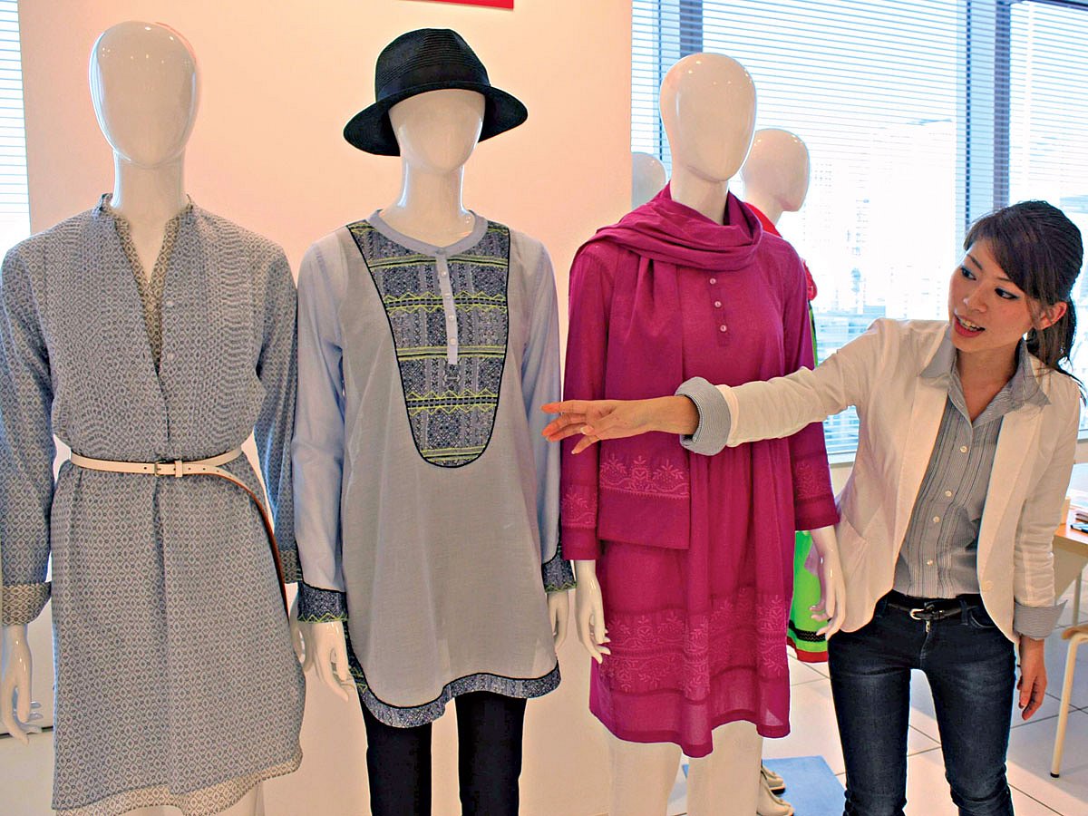 বাংলাদেশি ডিজাইন অনুসরণে তৈরি নতুন পোশাকের বৈশিষ্ট্য নিেয় বলছেন ইউনিক্লোর