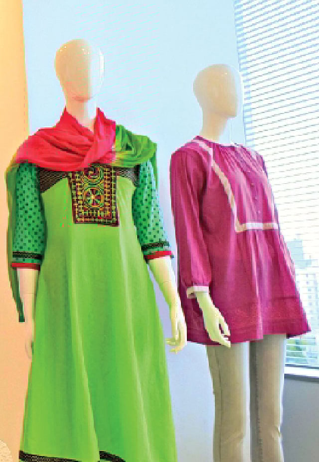 বাংলাদেশের সালোয়ার-কামিজের মতো করে বিশ্ববাজারের জন্য তৈরি ইউনিক্লো ব্র্যান্ডের পোশাক