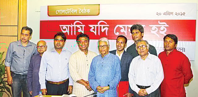 গতকাল প্রথম আলো কার্যালয়ে আয়োজিত গোলটেবিল বৈঠকের পর বাঁ থেকে মাহী বি চৌধুরী, অধ্যাপক তোফায়েল আহমেদ, সাঈদ খোকন, আনিসুল হক, অধ্যাপক নজরুল ইসলাম, তাবিথ আউয়াল, জোনায়েদ সাকি, অধ্যাপক সারওয়ার জাহান ও আবদুল্লাহ আল ক্বাফী l ছবি: প্রথম আলো