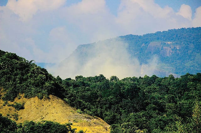 মেঘ আর পাহাড়ের হাতছানি