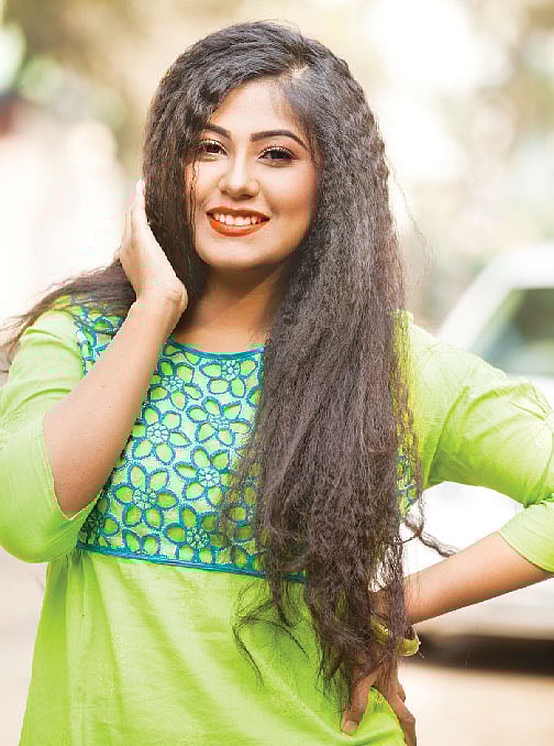 চুল রুক্ষ হয়ে পড়ার আগেই যত্ন নিন। মডেল: অতন্দ্রিলা, ছবি: নকশা