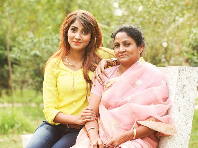 মিথিলা ও তাঁর মা হ‌ুজ্জতুন্নেছা, ছবি: অধুনা