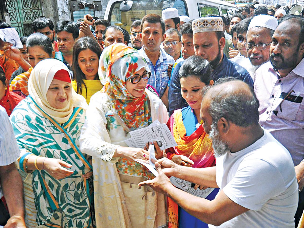 হোসেনি দালান এলাকায় গণসংযোগ করেন মির্জা আব্বাসের স্ত্রী আফরোজা আব্বাস