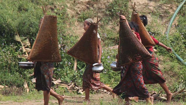 মাছ শিকার শেষে বাড়ি ফিরছেন কয়েকজন মারমা তরুণী। ছবিটি সম্প্রতি খাগড়াছড়ি শহরের চেঙ্গী সেতু এলাকা থেকে তোলা। ছবি: নীরব চৌধুরী, খাগড়াছড়ি