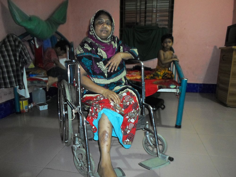 এক পায়ে রড বসানো, অন্য পা নেই। তাই চলাফেরার জন্য হুইল চেয়ারই একমাত্র ভরসা রাবেয়ার। ছবি: আব্দুল্লাহিল ওয়ারিশ
