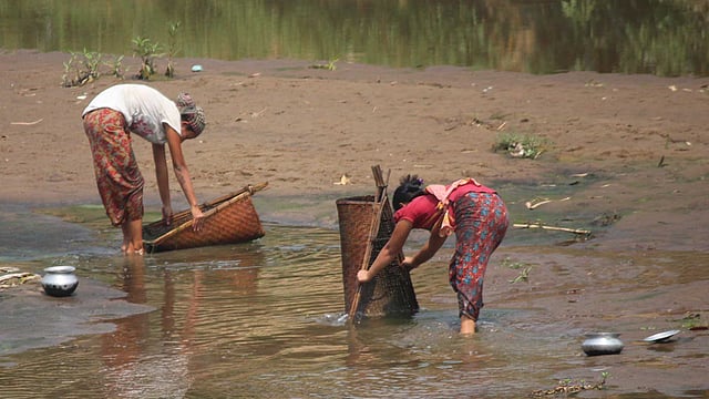 চলছে দুজনের মাছ ধরা। ছবি: নীরব চৌধুরী, খাগড়াছড়ি