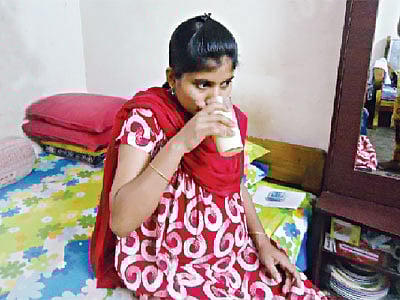 অন্তঃসত্ত্বা মাকে দুধ ও অন্যান্য পুষ্টিকর খাবার খেতে হবে l ছবি: সুচিত্রা সরকার