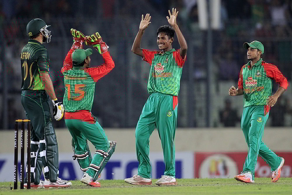 আফ্রিদিকে আউট করার পর সতীর্থদের সঙ্গে মুস্তাফিজের উদ্‌যাপন । ছবিঃ শামসুল হক