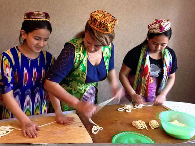 জিনজিয়াং থেকে কাজাখস্তানে চলে যাওয়া উইঘুর নারীরা নুডলস তৈরির কাজ করছেন। ছবি: বিবিসির সৌজন্যে