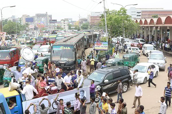নির্বাচনী প্রচারের শেষ দিনে ১৩ থেকে ১৪টি গাড়ির বহর নিয়ে প্রচার চালাচ্ছেন আওয়ামী লীগ সমর্থিত মেয়র প্রার্থী আনিসুল হক। এর ফলে বিভিন্ন সড়কে তীব্র যানজটের সৃষ্টি হয়। ছবিটি রাজধানীর মহাখালী বাসস্ট্যান্ড এলাকা থেকে তোলা। ছবি: সাজিদ হোসেন