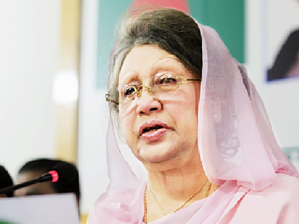 রাজধানীর গুলশানে গতকাল নিজ কার্যালয়ে অনুষ্ঠিত এক সংবাদ সম্মেলনে বক্তব্য দেন বিএনপির চেয়ারপারসন খালেদা জিয়া l ছবি: প্রথম আলো