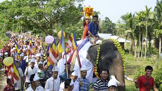 খাগড়াছড়ির দীঘিনালার বাবুছড়া রাস্তায় বৌদ্ধ ধর্মাবলম্বীদের শোভাযাত্রা। কয়েকশ বৌদ্ধ ধর্মাবলম্বী নারী-পুরুষের পাশাপাশি হাতির পিঠে চড়ে শোভাযাত্রা অংশ নিচ্ছেন দুজন। ছবি: পলাশ বড়ুয়া, দীঘিনালা (খাগড়াছড়ি) প্রতিনিধি।