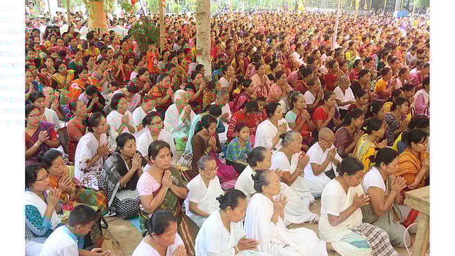 খাগড়াছড়ি সদর আর্য বন বিহারে পূণার্থীরা পঞ্চশীল প্রার্থনা করছেন। ছবি: নীরব চৌধুরী।