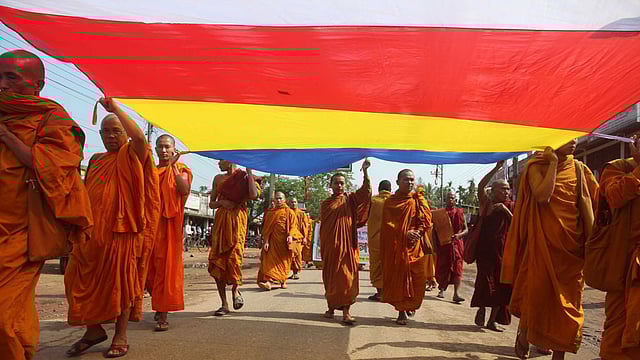 বিশেষ বুদ্ধ পতাকা নিয়ে শোভাযাত্রায় অংশ নিয়েছেন বৌদ্ধ বিহারের ভিক্ষুরা। ছবিটি খাগড়াছড়ি শহরের মহাজনপাড়া এলাকা থেকে তোলা। ছবি: নীরব চৌধুরী, খাগড়াছড়ি।