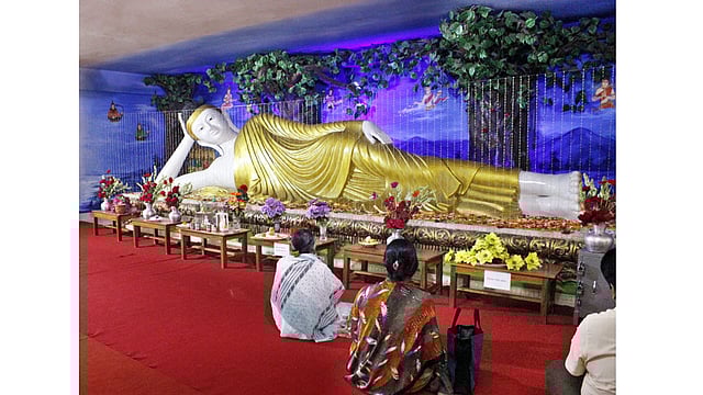 প্রার্থনা করছেন বৌদ্ধ ধর্মাবলম্বীরা। ছবিটি রাজধানীর বাসাবো বৌদ্ধ মন্দির থেকে তোলা। ছবি: ফোকাস বাংলা।