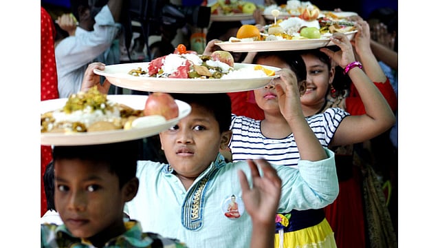 রাজধানীর বাসাবো বৌদ্ধ মন্দিরে ভক্তরা প্রসাদ নিয়ে যাচ্ছেন মন্দিরে। ছবি: ফোকাস বাংলা।
