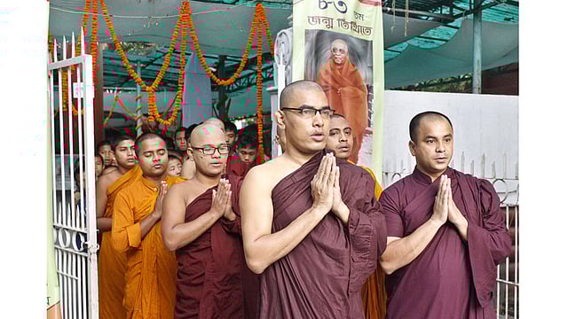 বৌদ্ধ ভিক্ষুরা প্রার্থনারত। ছবিটি রাজধানীর বাসাবো বৌদ্ধ মন্দির থেকে তোলা। ছবি: ফোকাস বাংলা।