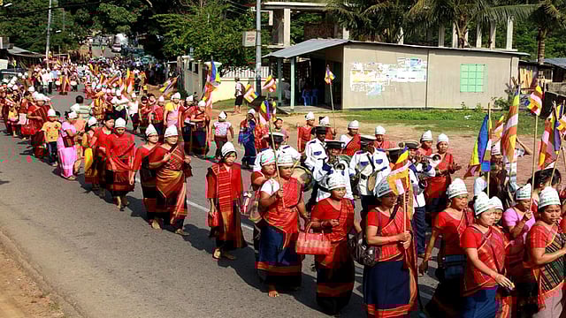শুভ বুদ্ধ পূর্ণিমা-২৫৫৯ বুদ্ধাব্দ আজ। দিনটি উদ্‌যাপন উপলক্ষে এবং বিশ্ব শান্তি ও মঙ্গল কামনায় বৌদ্ধ সম্প্রদায়ের ধর্মীয় শোভাযাত্রা বের হয় রাঙামাটি শহরের কল্যাণপুর এলাকায়। ছবি: সুপ্রিয় চাকমা, রাঙামাটি।