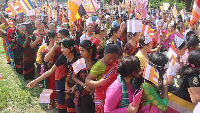 খাগড়াছড়ি শহরের মহাজনপাড়া এলাকা থেকে শোভাযাত্রা বের করে পার্বত্য ভিক্ষু সংঘ বাংলাদেশ ও বৌদ্ধ মৈত্রী কল্যাণ সংঘ। বুদ্ধর ছবি ও বুদ্ধ পতাকা নিয়ে সে শোভাযাত্রায় অংশ নেন অনেকে। ছবি: নীরব চৌধুরী, খাগড়াছড়ি।