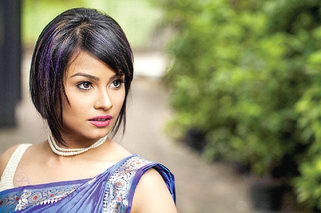 মুক্তার গয়না আর এক পাশে সিঁথি—কেতকীর সাজে আধুনিকতা