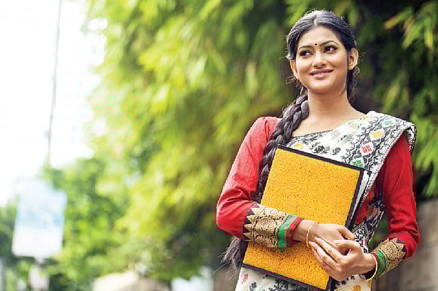 টিপ আর কাজল ছাড়া যেন লাবণ্যর সাজ অপূর্ণ, মডেল: নাদিয়া ও মাশিয়াত, সাজ: কানিজ আলমাস খান, পোশাক: টাঙ্গাইল শাড়ি কুটির ও স্টুডিও এমদাদ, ছবি: কবির হোসেন