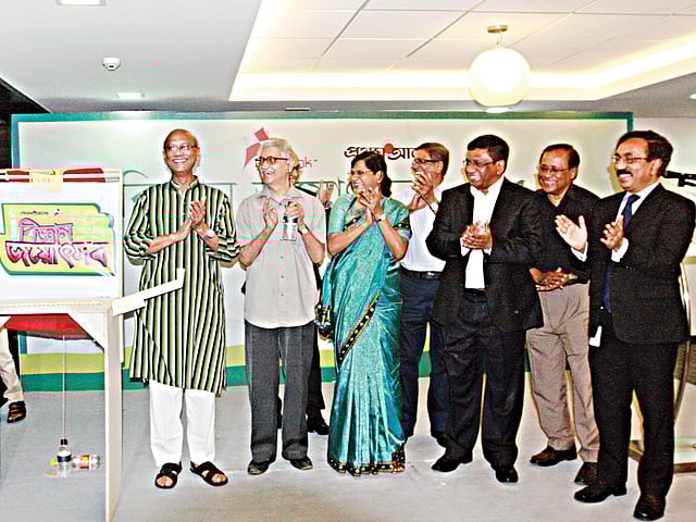 রাজধানীর গুলশানে সিটি ব্যাংক সেন্টারে গতকাল দি সিটি ব্যাংক-প্রথম আলো বিজ্ঞান জয়োৎসবের লোগো উন্মোচন করেন শিক্ষামন্ত্রী নুরুল ইসলাম নাহিদ (বাঁয়ে)। পাশে (বাঁ থেকে) জ্যোতির্বিজ্ঞানী এ আর খান, ঢাকা বিশ্ববিদ্যালয়ের শিক্ষক জেবা ইসলাম সেরাজ, প্রথম আলোর সম্পাদক মতিউর রহমান, দি সিটি ব্যাংকের ব্যবস্থাপনা পরিচালক সোহেল আর কে হুসেইন, প্রথম আলোর সহযোগী সম্পাদক আব্দুল কাইয়ুম ও দি সিটি ব্যাংকের অতিরিক্ত ব্যবস্থাপনা পরিচালক ফারুক মঈনউদ্দীন l ছবি: প্রথম আলো