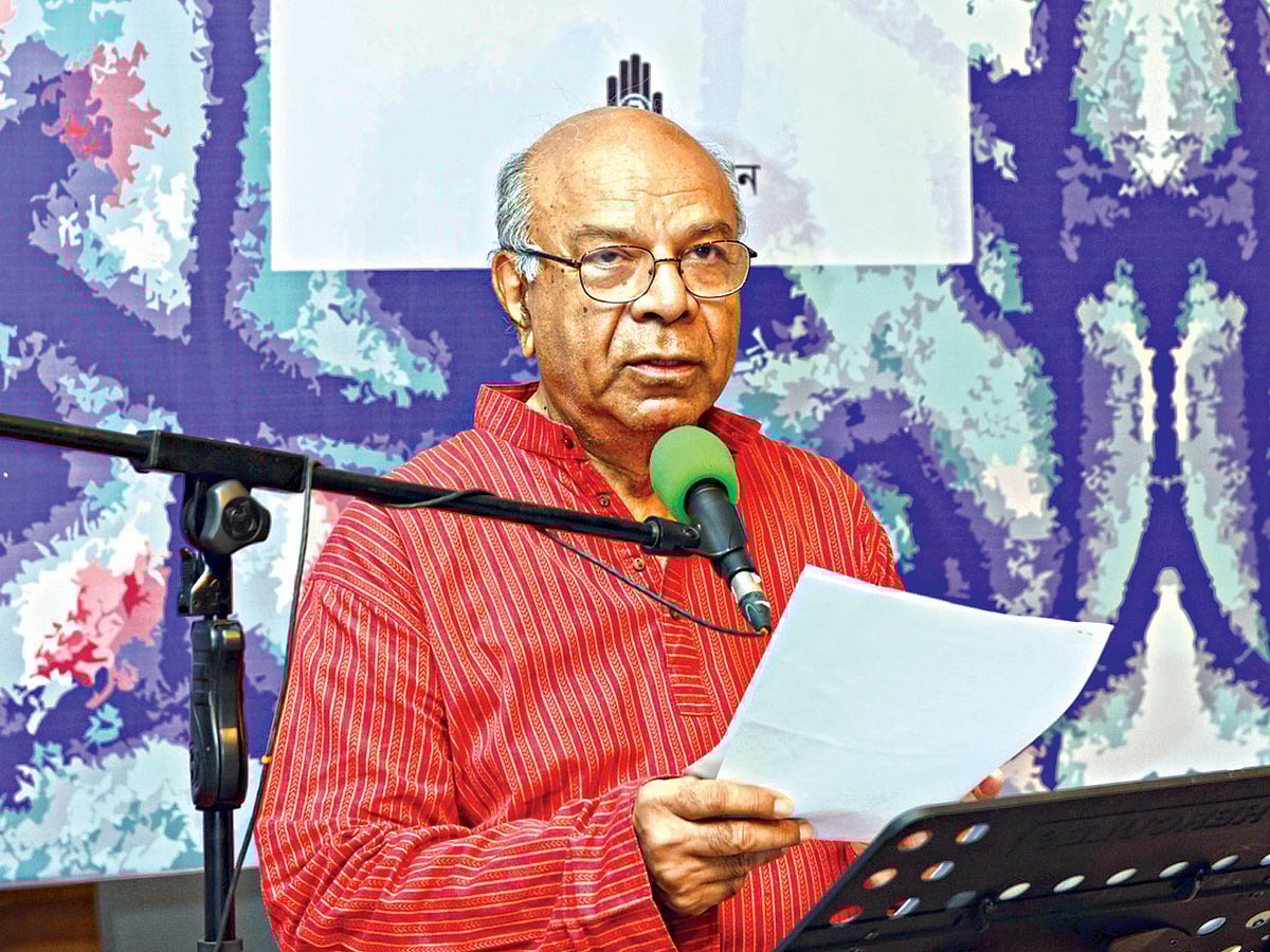 বেঙ্গল শিল্পালয়ে প্রাণের জয়বার্তা অনুষ্ঠানে আবৃত্তি করছেন ইকবাল বাহার চৌধুরী l প্রথম আলো