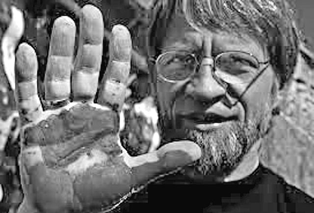 বিশেষ ভঙ্গিমায় মেয়র আন্তানাস মকুস