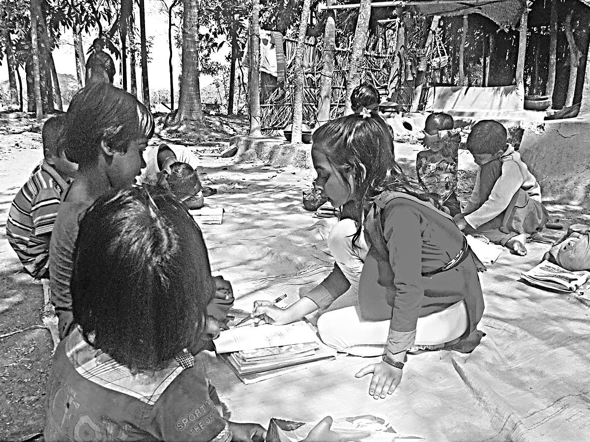 বরগুনার আঙ্গুলকাটা গ্রামের পঞ্চম শ্রেণির ছাত্রী আসমা নিজ বাড়ির আঙিনায় সহপাঠী ও অন্য শ্রেণির শিক্ষার্থীদের এভাবেই পড়া দেখিয়ে দেয়। ছবিটি গত শুক্রবার তোলা l প্রথম আলো