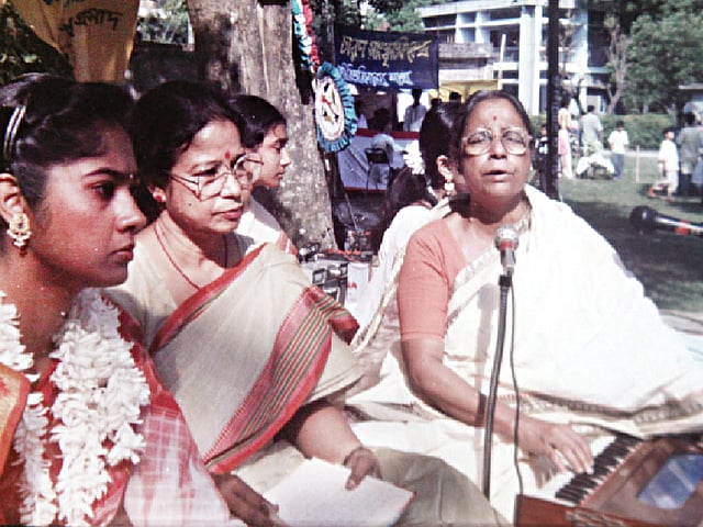 বড় বোন সন্‌জীদা খাতুন, পাশে ফাহ্‌মিদা খাতুন