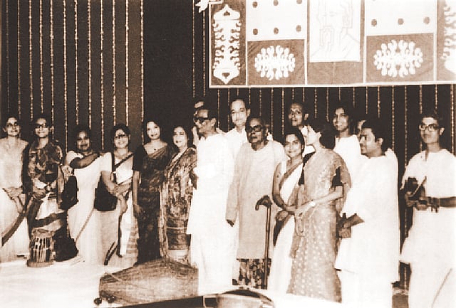 মুক্তিযুদ্ধ শেষে কলকাতায় অনেকের সঙ্গে আবদুল আহাদ, চিন্ময় চট্টোপাধ্যায়, দেবব্রত বিশ্বাস, কণিকা বন্দ্যোপাধ্যায় ও ফাহ্‌মিদা খাতুন