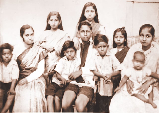 ১০ ভাইবোন, বড় বোনের কোলে ফাহ্‌মিদা