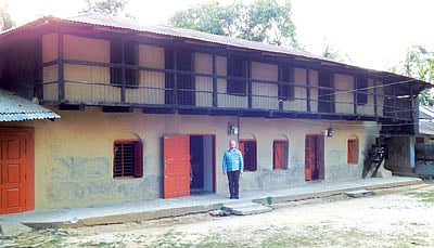 ফটিকছড়ি উপজেলার সুদৃশ্য দোচালা মাটির ঘর এখন আর তেমন চোখে পড়ে না। ছবিটি উপজেলার ভূজপুর কাজীবাড়ি থেকে তোলা l প্রথম আলো