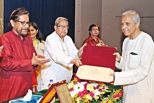 বাংলা একাডেমিতে রবীন্দ্র পুরস্কার প্রদান অনুষ্ঠানে প্রধান অতিথি ও সভাপতির সঙ্গে পুরস্কারপ্রাপ্তরা l ছবি: প্রথম আলো