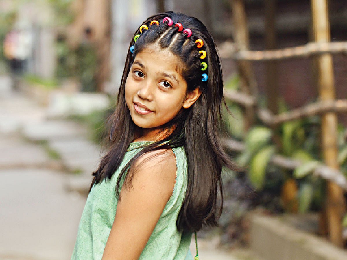 শিশুর লম্বা চুলের চাই নিয়মিত যত্ন। মডেল: প্রকৃতি, ছবি: নকশা