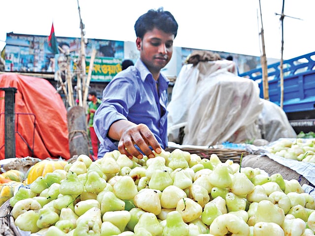 বাজারে এসেছে গ্রীষ্মের ফল জামরুল। কারওয়ান বাজার থেকে ছবিটি তুলেছেন আবদুস