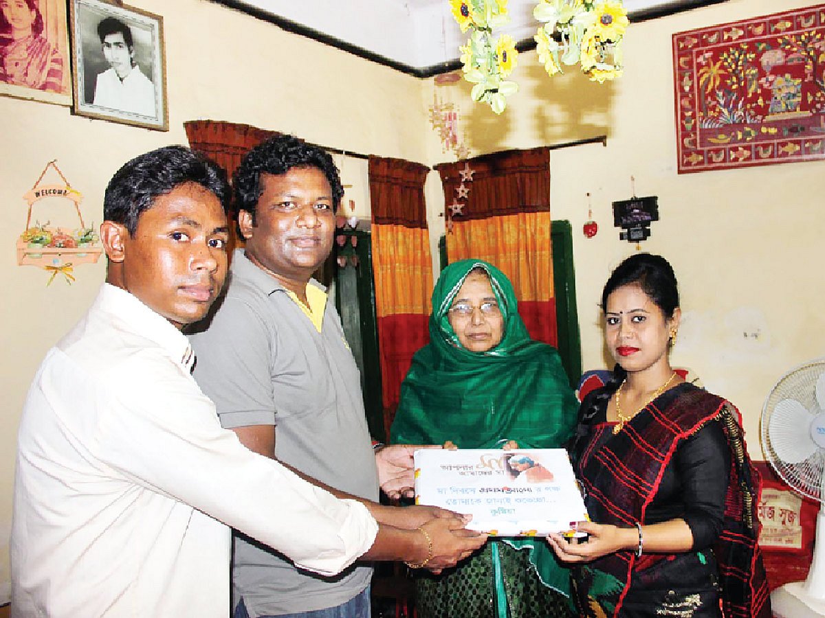 প্রথম আলোর শুভেচ্ছা উপহার তুলে দেওয়া হলো মা নিলুফার রেনুকে