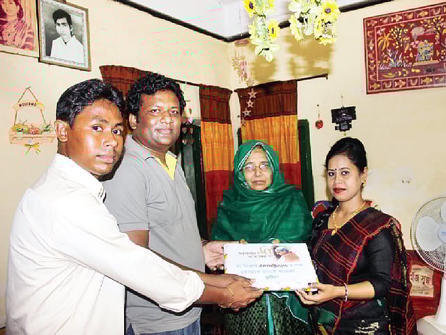 প্রথম আলোর শুভেচ্ছা উপহার তুলে দেওয়া হলো মা নিলুফার রেনুকে