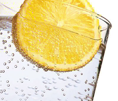 পিপাসা মেটাতে লেবু–পানি