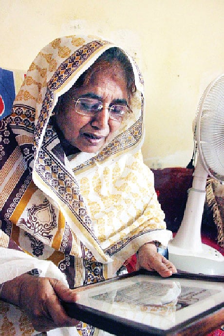 ছেলের হাতের লেখা বারবার দেখেন নিলুফার রেনু