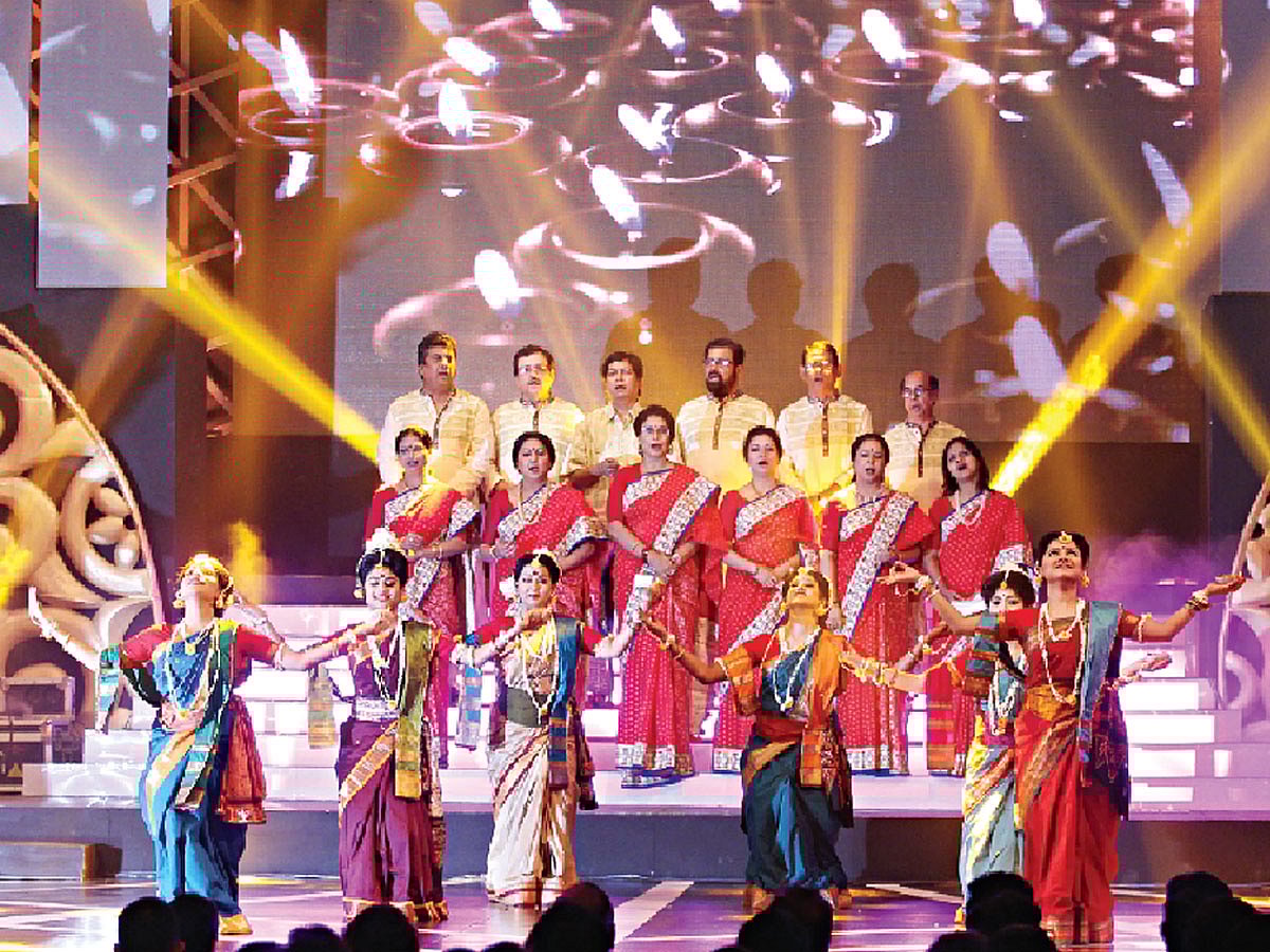 অনুষ্ঠান শুরু হয় ‘আনন্দলোকে মঙ্গলালোকে’ গানটি দিয়ে