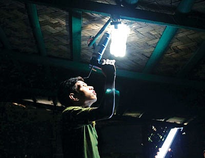 ঘর আলোকিত করা সাশ্রয়ী ‘বোতল বাতি’