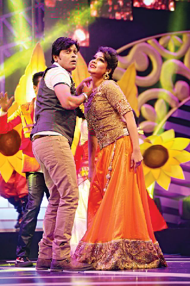 সালমান শাহ ও মৌসুমী অভিনীত তোমাকে চাই  ছবির ‘এখানে দুজনে নির্জনে’ গানের সঙ্গে মঞ্চে নাচ করেন মিলন ও মাহি