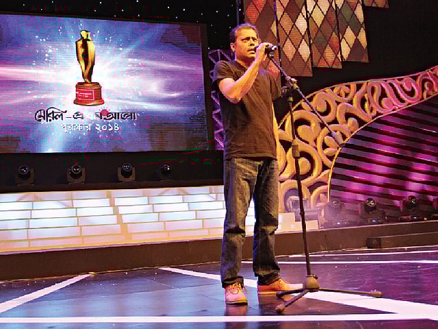 ‘মা’ গানটি পরিবেশন করেন জেমস