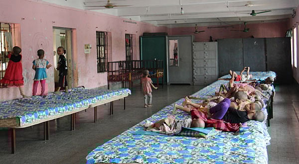 দুপুরে নিবাসের ছোট মণিদের ঘুমের প্রস্তুতি। ছবি: সাবিনা ইয়াসমিন