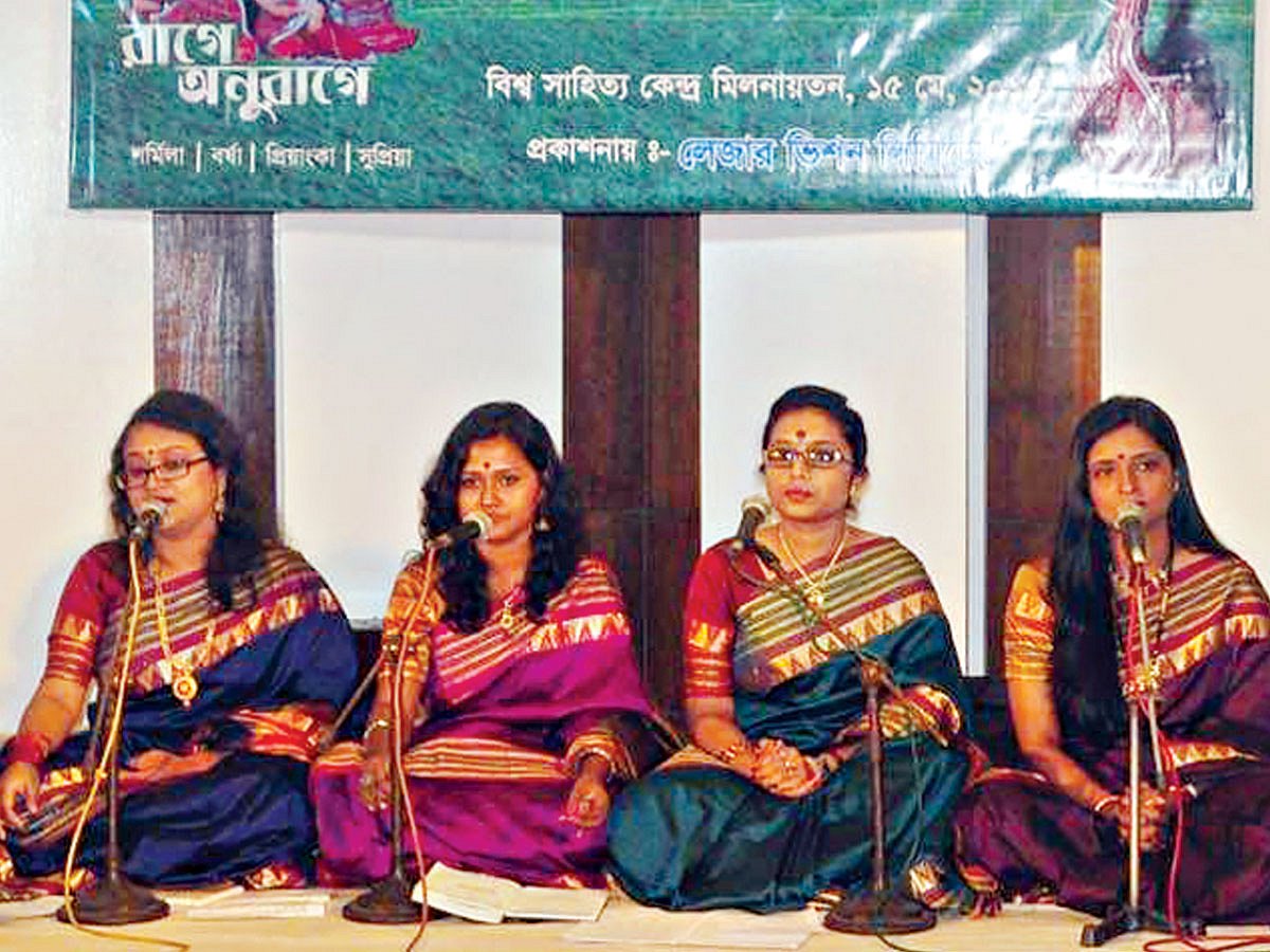 মোড়ক উন্মোচন শেষে গাইছেন শিল্পীরা